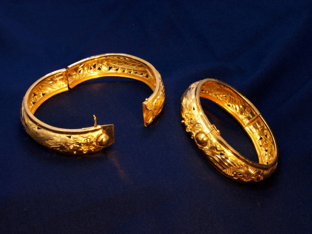 solid gold bracelet view 1