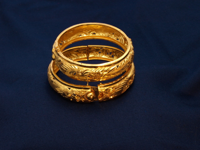 solid gold bracelet view 2